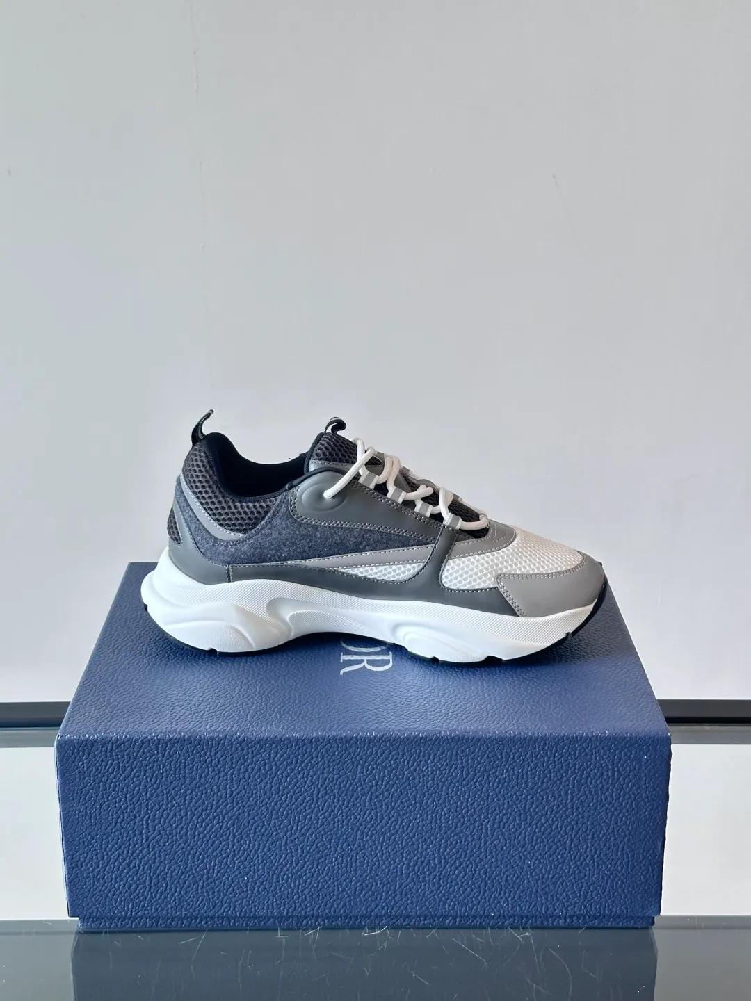 Factory price: 480💰 ◾️▫️Dior D®️ x 🆕 (high version) B22 men's jogging fashion sneakers, this single product draws inspiration from retro jogging shoes. It adopts a thick low-top design, with an upper made of black cow leather and mesh fabric, and a black and white engraved rubber sole. Black mesh fabric tongue and heel counters complement black laces, with an embossed "Di~r" logo embellishment on the side. These sneakers can be mixed and matched with a classic suit for a sporty chic look! Size: 39-45 (38, 46, 47 can be customized)